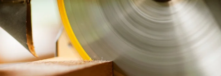 Kreissäge schneidet Holzbrett